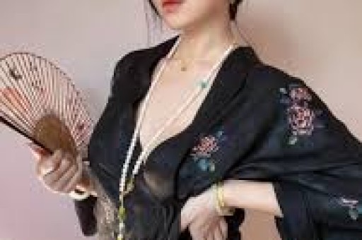 谢娜成都演唱会想看人数超35万艺人跨界为何引争议